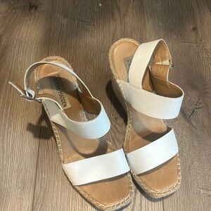 Steve Madden White URI Weddge 7.5